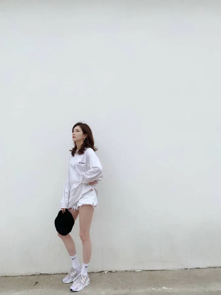 配饰狂|娜娜左黄右紫的撞色袜时髦到飞起，我有点跟不上...