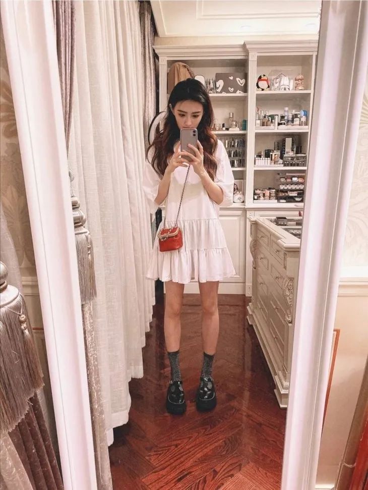 配饰狂|娜娜左黄右紫的撞色袜时髦到飞起，我有点跟不上...