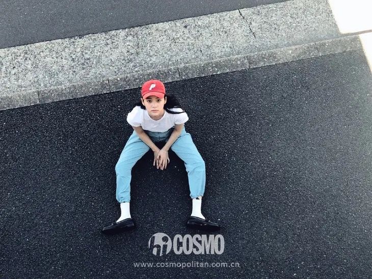 配饰狂|娜娜左黄右紫的撞色袜时髦到飞起，我有点跟不上...