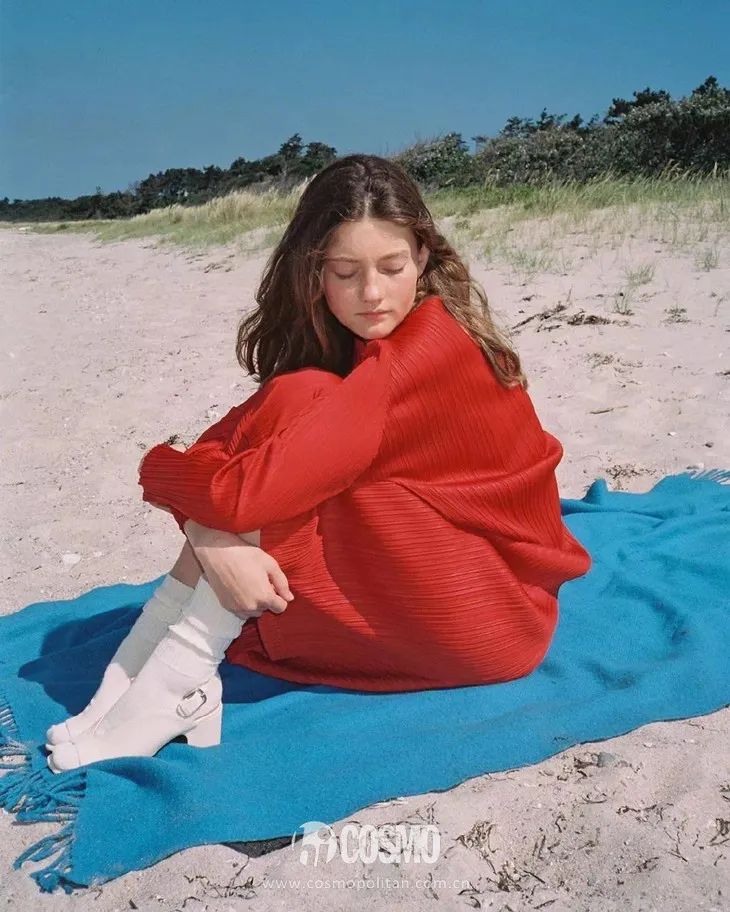 配饰狂|娜娜左黄右紫的撞色袜时髦到飞起，我有点跟不上...