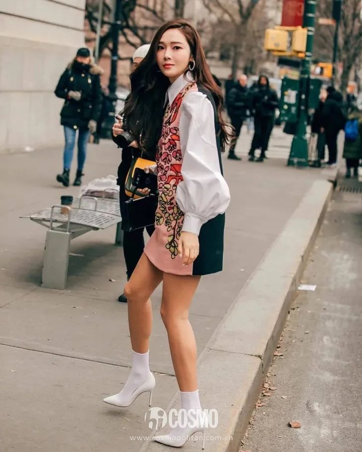 配饰狂|娜娜左黄右紫的撞色袜时髦到飞起，我有点跟不上...