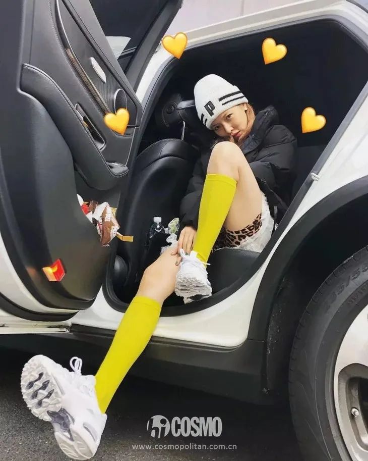 配饰狂|娜娜左黄右紫的撞色袜时髦到飞起，我有点跟不上...