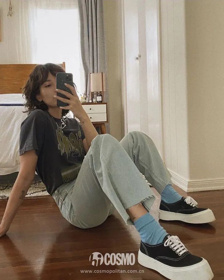 配饰狂|娜娜左黄右紫的撞色袜时髦到飞起，我有点跟不上...