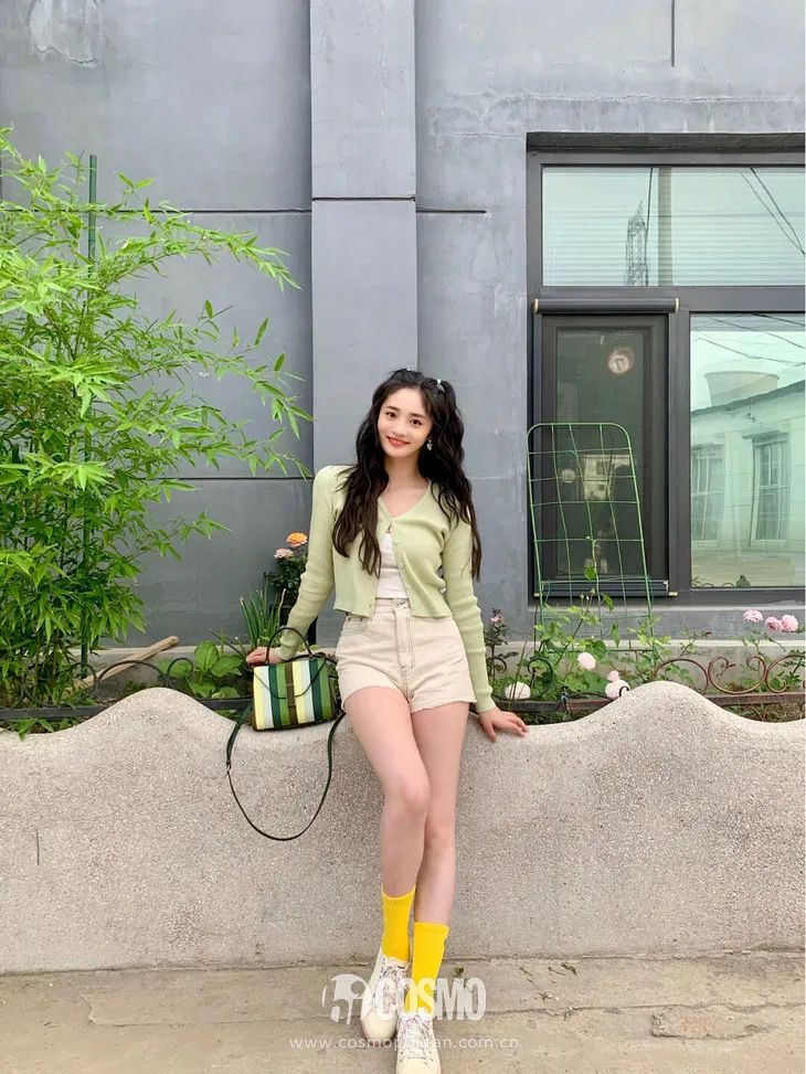 配饰狂|娜娜左黄右紫的撞色袜时髦到飞起，我有点跟不上...