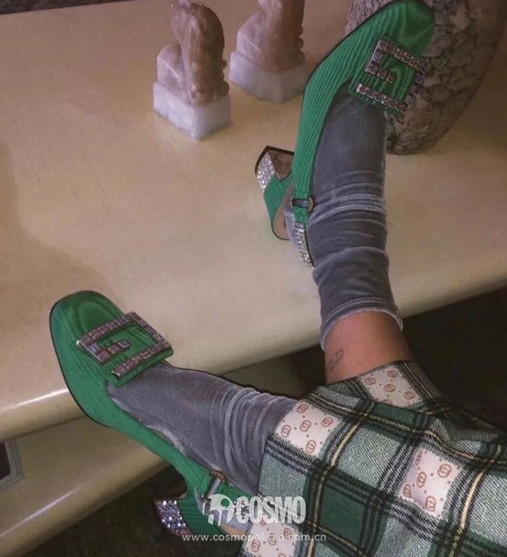 配饰狂|娜娜左黄右紫的撞色袜时髦到飞起，我有点跟不上...