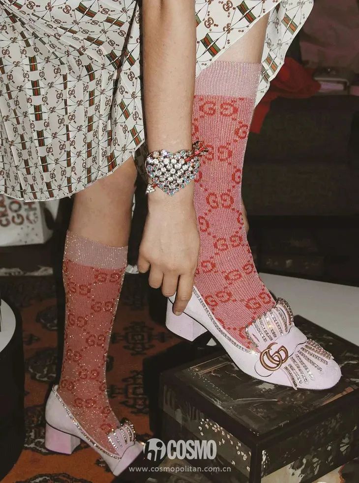 配饰狂|娜娜左黄右紫的撞色袜时髦到飞起，我有点跟不上...