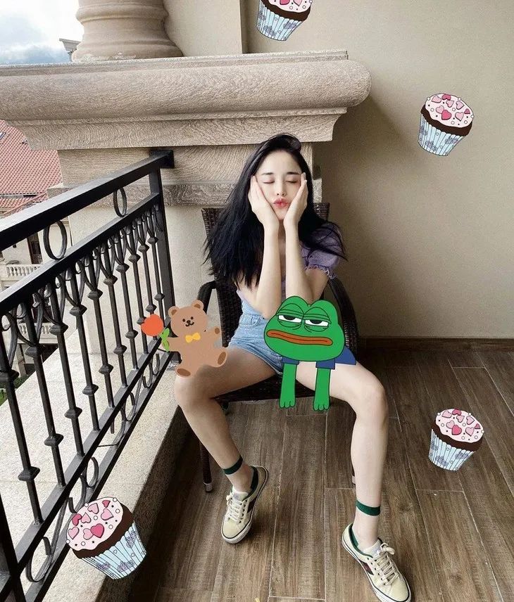 配饰狂|娜娜左黄右紫的撞色袜时髦到飞起，我有点跟不上...