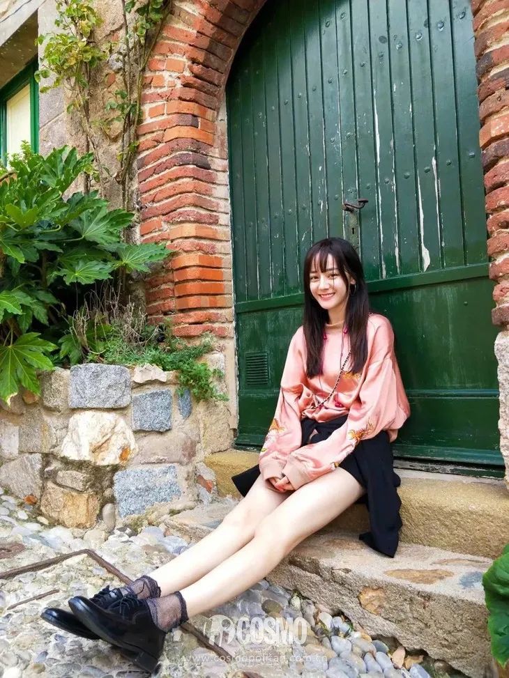 配饰狂|娜娜左黄右紫的撞色袜时髦到飞起，我有点跟不上...