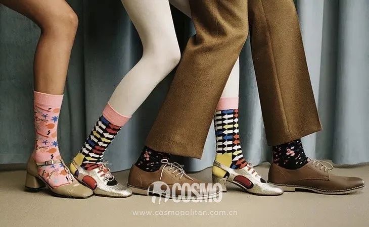 配饰狂|娜娜左黄右紫的撞色袜时髦到飞起，我有点跟不上...