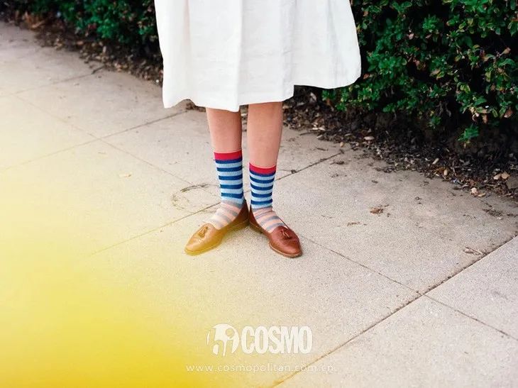 配饰狂|娜娜左黄右紫的撞色袜时髦到飞起，我有点跟不上...