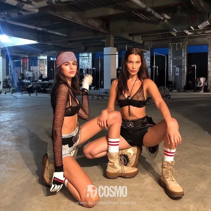 配饰狂|娜娜左黄右紫的撞色袜时髦到飞起，我有点跟不上...