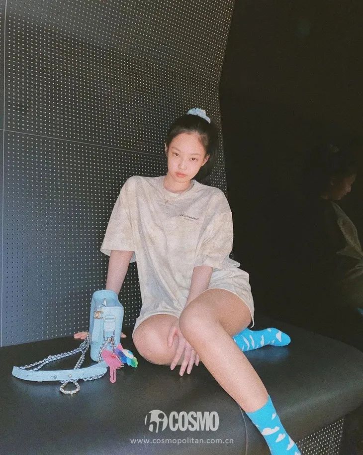 配饰狂|娜娜左黄右紫的撞色袜时髦到飞起，我有点跟不上...