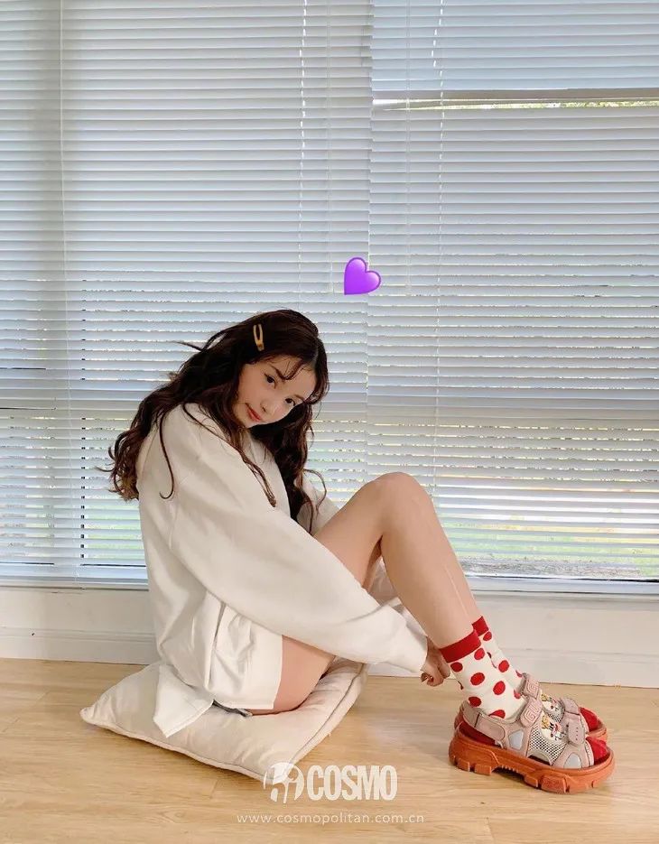 配饰狂|娜娜左黄右紫的撞色袜时髦到飞起，我有点跟不上...