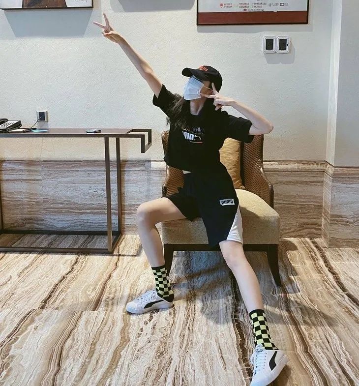 配饰狂|娜娜左黄右紫的撞色袜时髦到飞起，我有点跟不上...