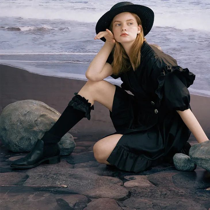 配饰狂|娜娜左黄右紫的撞色袜时髦到飞起，我有点跟不上...