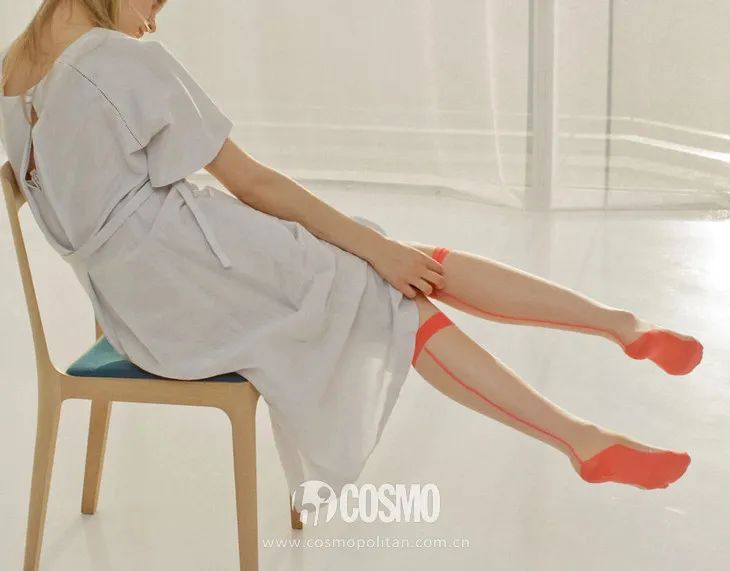 配饰狂|娜娜左黄右紫的撞色袜时髦到飞起，我有点跟不上...