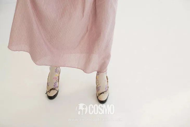 配饰狂|娜娜左黄右紫的撞色袜时髦到飞起，我有点跟不上...