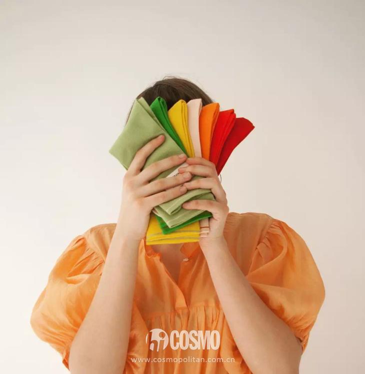 配饰狂|娜娜左黄右紫的撞色袜时髦到飞起，我有点跟不上...