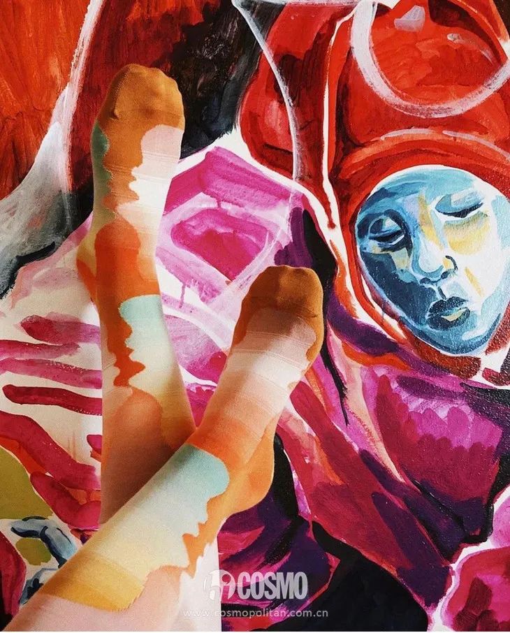 配饰狂|娜娜左黄右紫的撞色袜时髦到飞起，我有点跟不上...