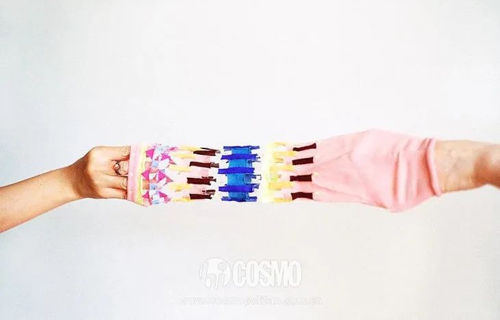 配饰狂|娜娜左黄右紫的撞色袜时髦到飞起，我有点跟不上...