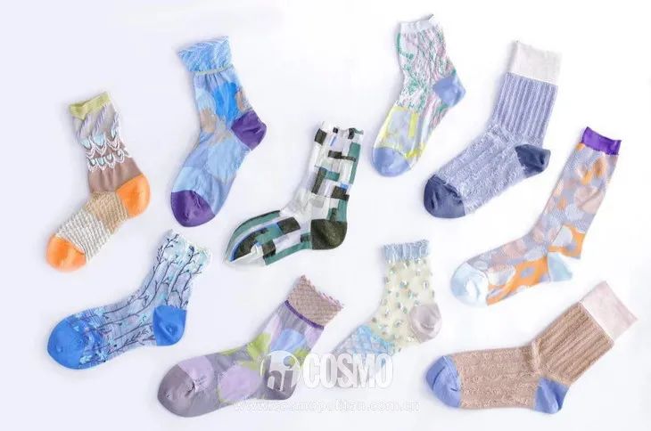 配饰狂|娜娜左黄右紫的撞色袜时髦到飞起，我有点跟不上...