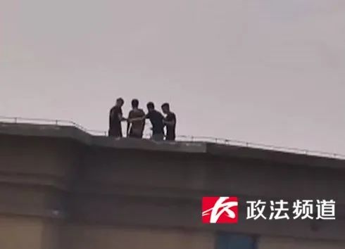 事发雨花区才子嘉都小区！女子倒在楼梯间，嫌犯作案后藏匿楼顶，警方出动无人机抓捕