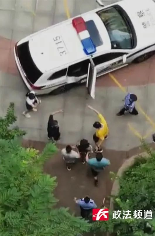 事发雨花区才子嘉都小区！女子倒在楼梯间，嫌犯作案后藏匿楼顶，警方出动无人机抓捕