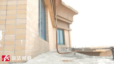 事发雨花区才子嘉都小区！女子倒在楼梯间，嫌犯作案后藏匿楼顶，警方出动无人机抓捕