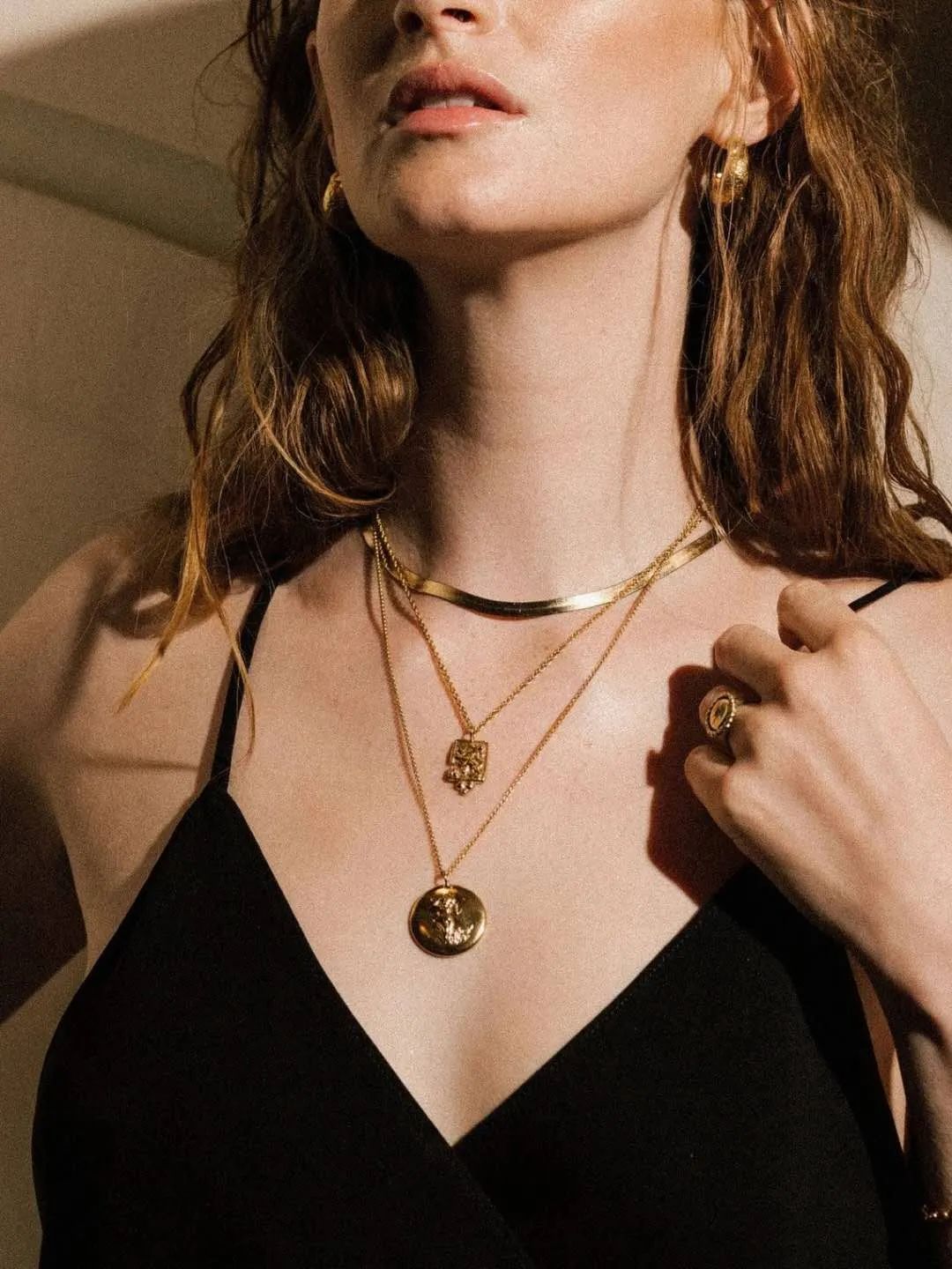 什么颜色发色显白又低调,染什么发色显白又好看又有气质