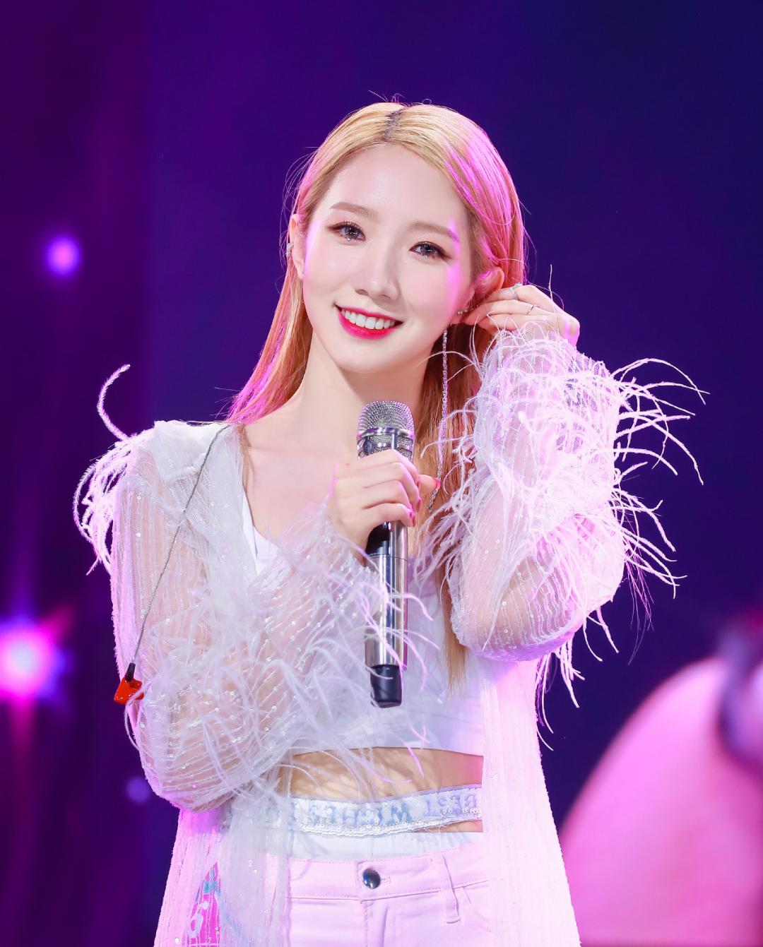 什么颜色发色显白又低调,染什么发色显白又好看又有气质