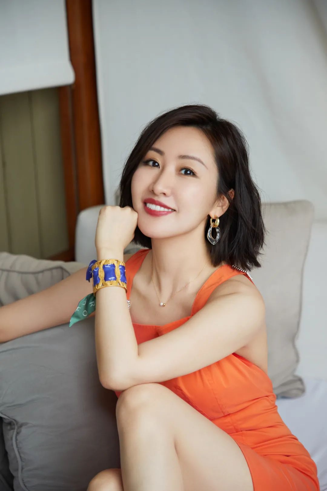 什么颜色发色显白又低调,染什么发色显白又好看又有气质