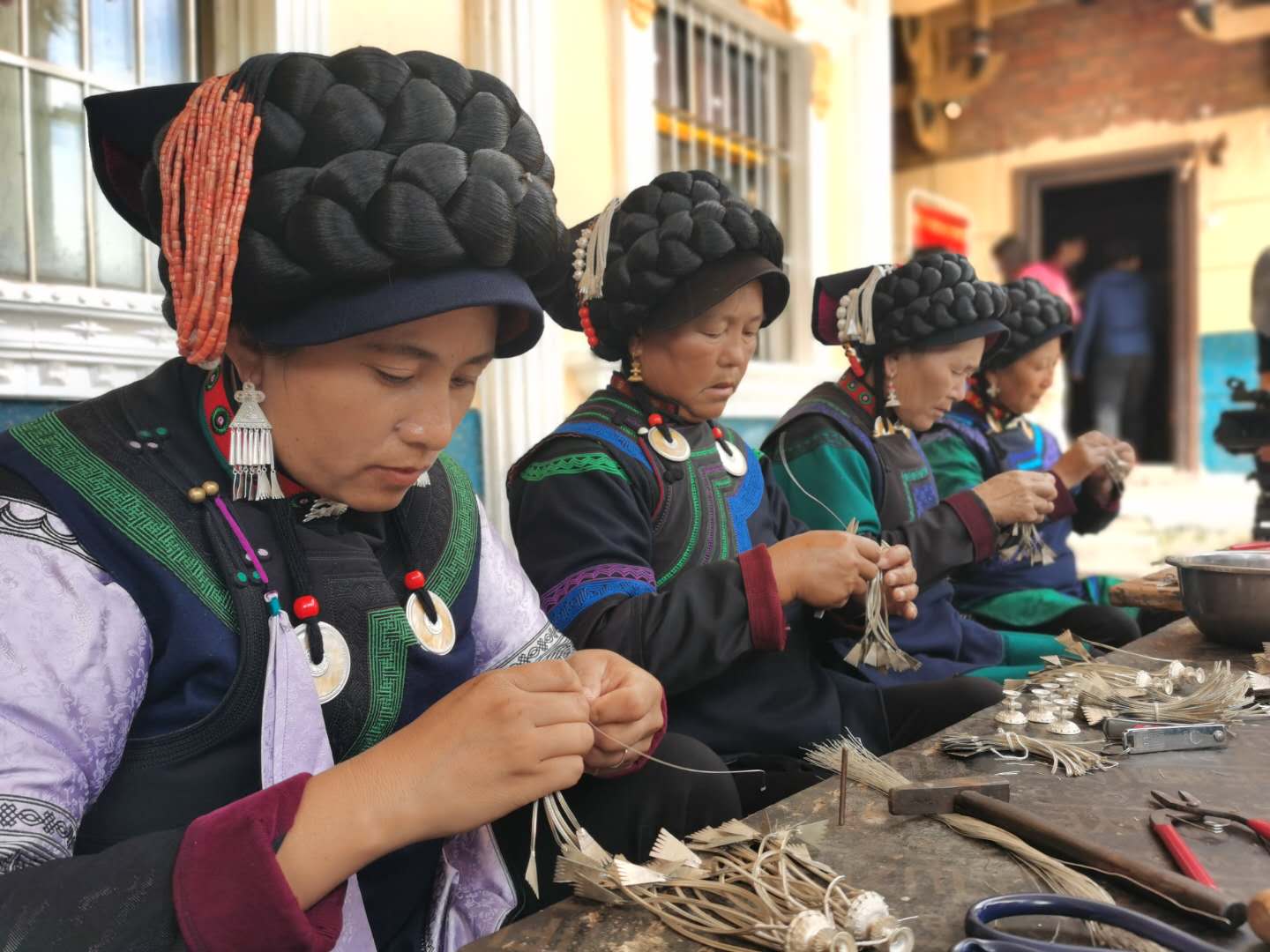 督战未摘帽贫困县⑤“只要有彝族的地方就有瓦曲银饰”