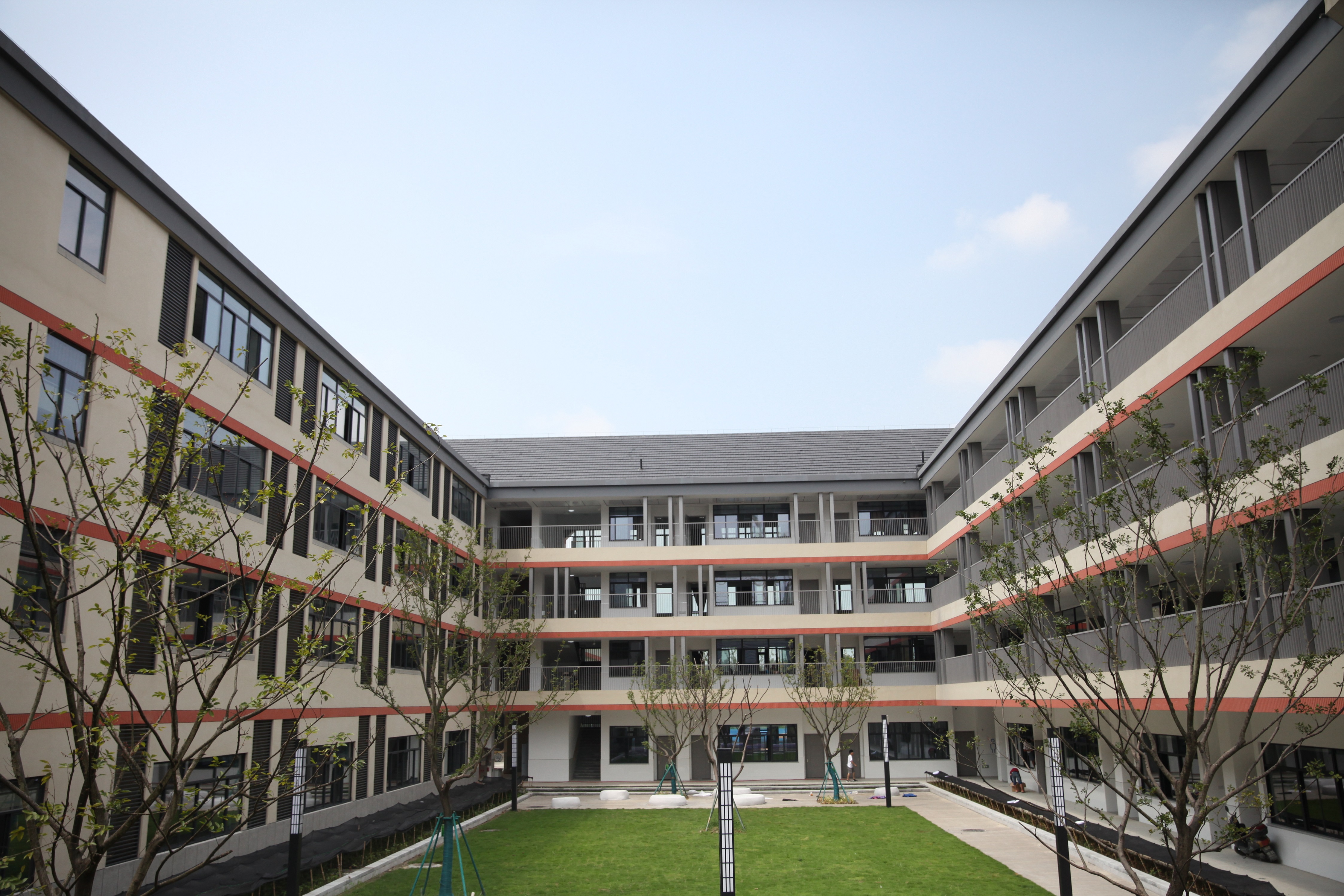 世外秀湖小学,秀湖世外学校公办还是私办