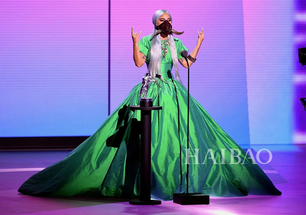 Gaga连换9套装备，贝拉和盆栽哥VMA“重聚”