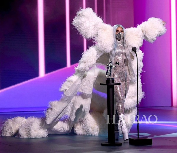 Gaga连换9套装备，贝拉和盆栽哥VMA“重聚”