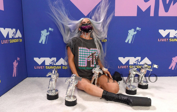 Gaga连换9套装备,贝拉和盆栽哥VMA“重聚”
