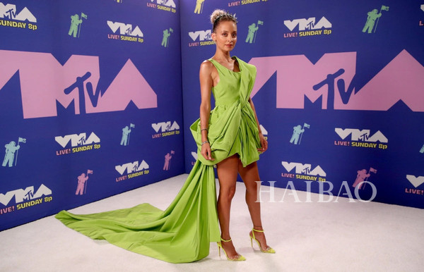 Gaga连换9套装备，贝拉和盆栽哥VMA“重聚”