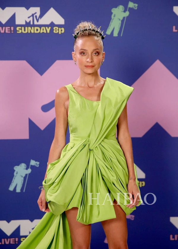 Gaga连换9套装备，贝拉和盆栽哥VMA“重聚”