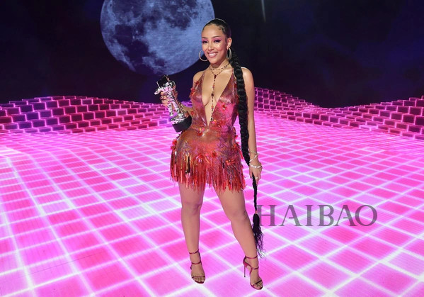 Gaga连换9套装备，贝拉和盆栽哥VMA“重聚”