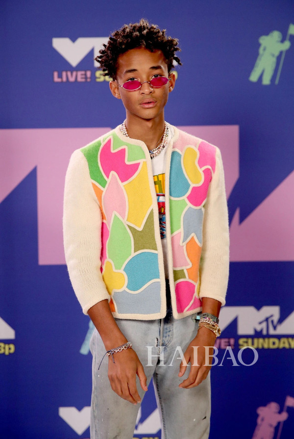 Gaga连换9套装备，贝拉和盆栽哥VMA“重聚”