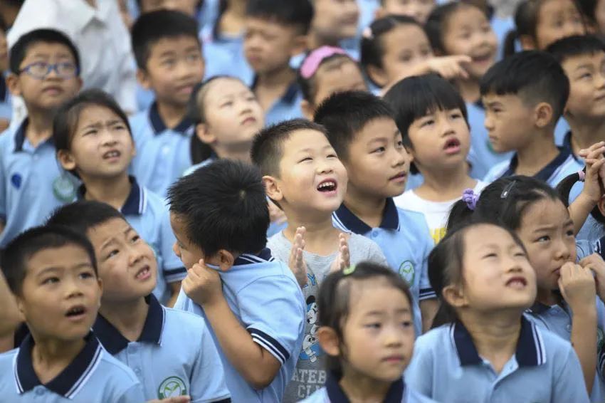 这里告诉你，什么是“诗意童年”