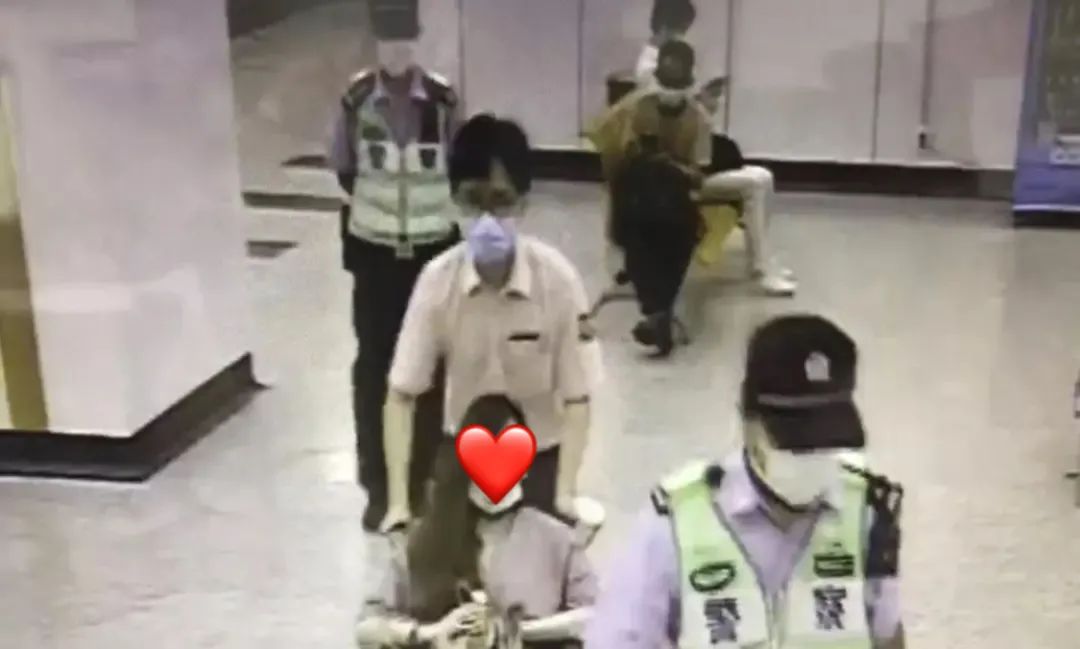 站长!再来一杯糖水【早高峰先后两名乘客突发低血糖】地铁站糖水抢手