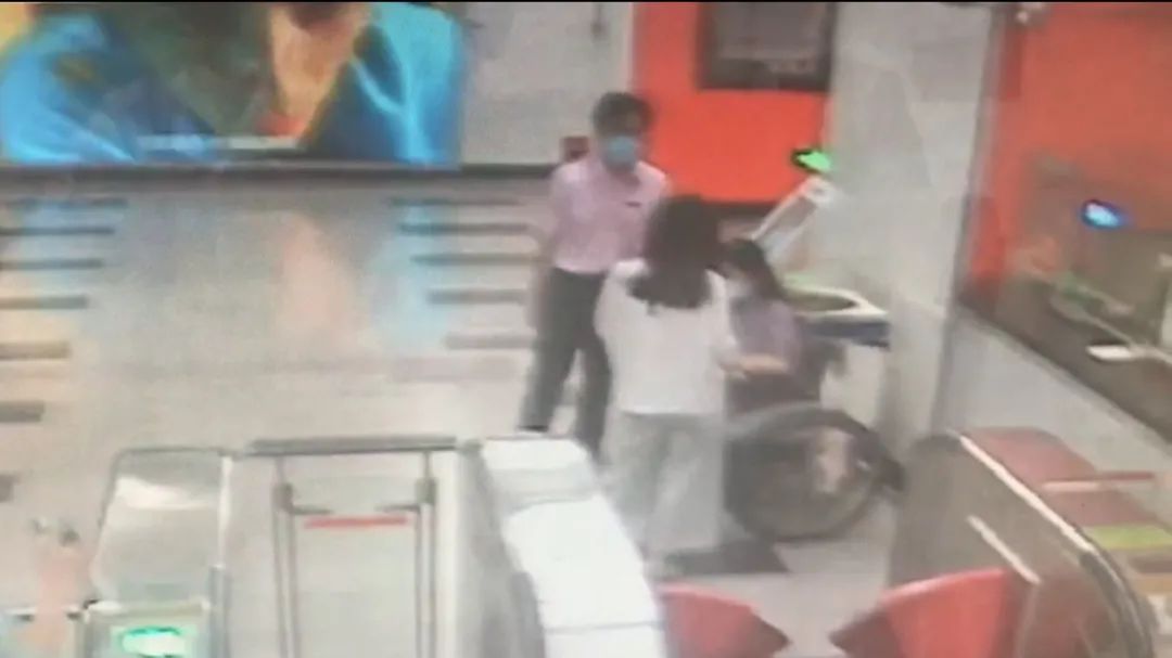 站长!再来一杯糖水【早高峰先后两名乘客突发低血糖】地铁站糖水抢手