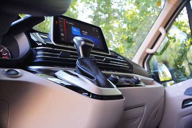 上汽大通maxusv90最新款,上汽maxusv90轻客自动挡