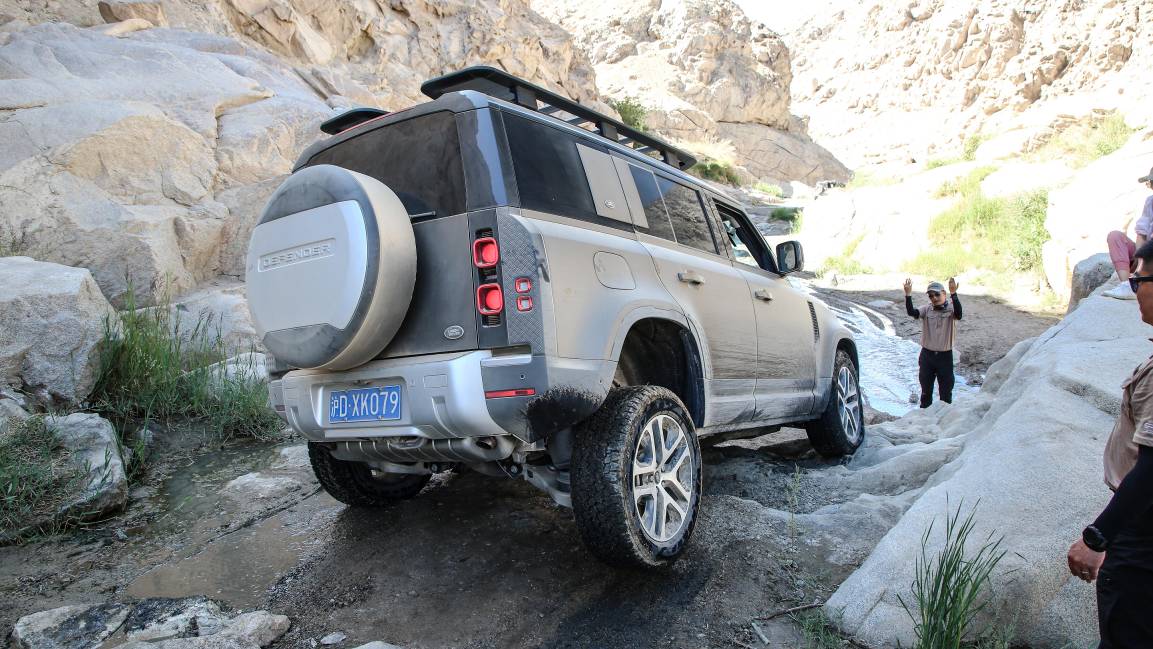 没大梁的卫士还能越野吗,越野感十足全新路虎卫士实车