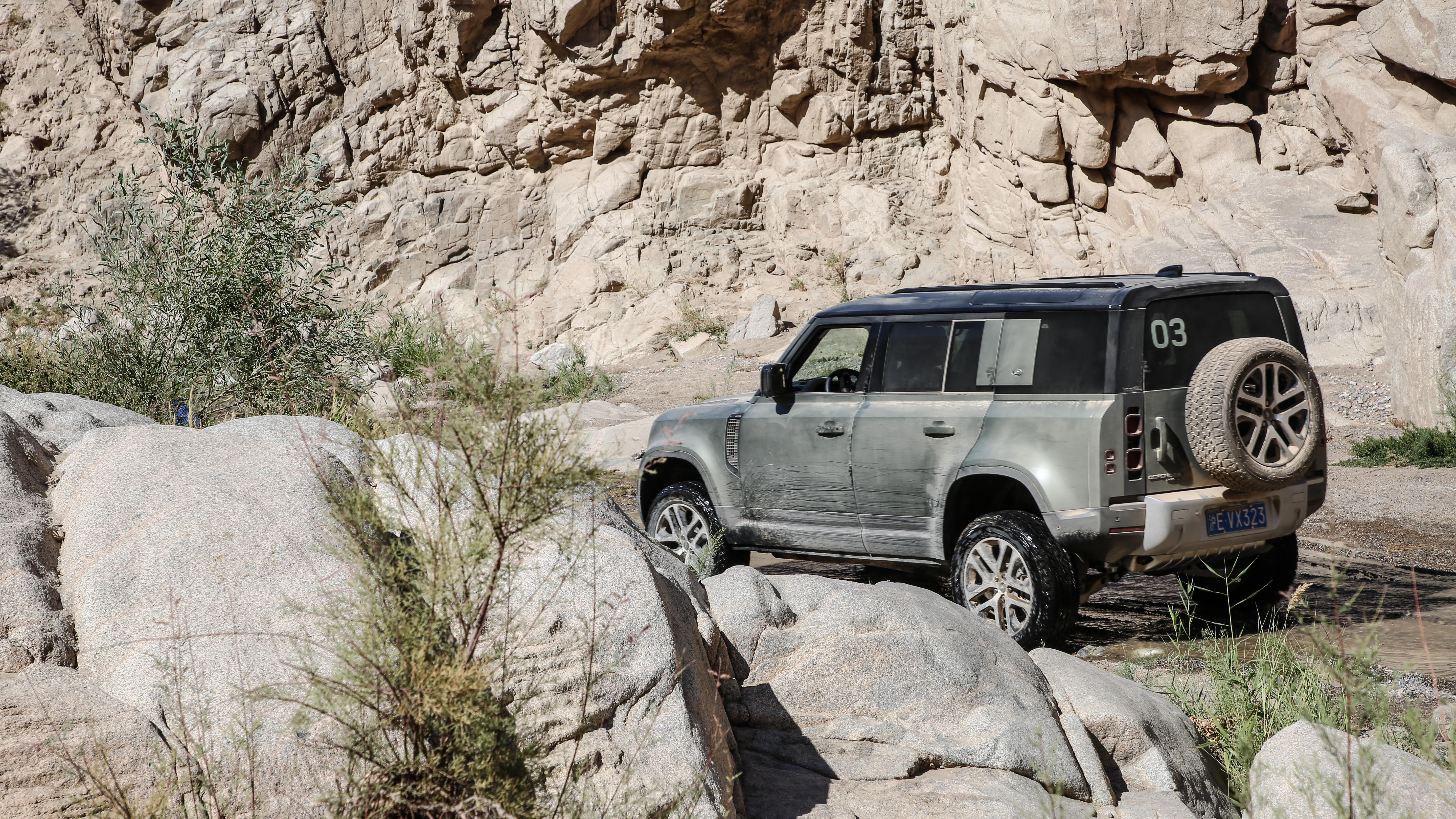 没大梁的卫士还能越野吗,越野感十足全新路虎卫士实车