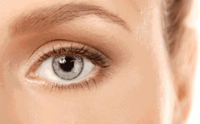 60岁没眼袋方法,教你一招去眼纹