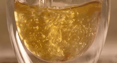 60岁没眼袋方法,教你一招去眼纹