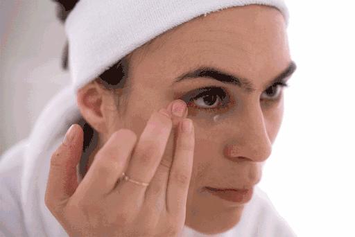 60岁没眼袋方法,教你一招去眼纹