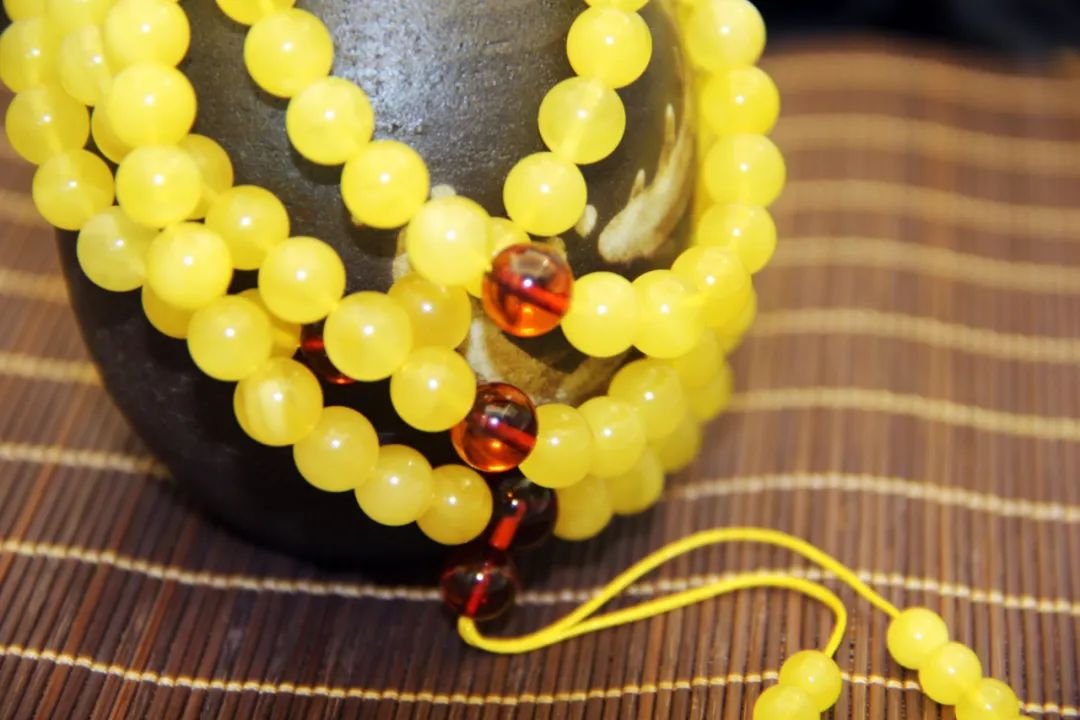 天然琥珀里的蜜蜡,天然琥珀蜜蜡是什么样的